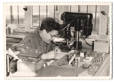 2 Fotografien Feinmechaniker arbeitet mit Drehmaschine & Standbohrer in einer W 