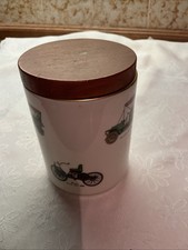 Porzellan Dose mi Holzdecke