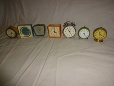 DDR Uhren Sammlung Tisch