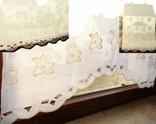 bestickte Scheibengardine mit