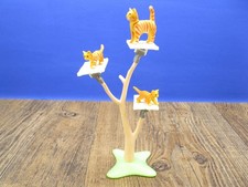 Katzenbaum mit Katzen Tiere