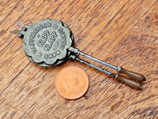 Bodo Hennig für vintage Puppenküche Miniatur Waffeleisen im antik Stil