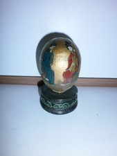 Bemaltes Holzei auf einem Podest Japan/China Motiv etwa 8,5cm