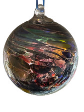 Dekorationskugel zum Aufhängen aus Glas in grünbrauntönen, Durchmesser ca. 7 cm