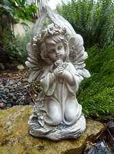 Grabengel mit Blume Rose