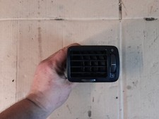 VW Passat 3B Luftdüse Düse vorne links 3B0819703