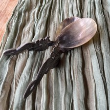 Horn Salat Besteck Salatbesteck 2 Löffel geschnitzte Ornamente Sommer Deko Top