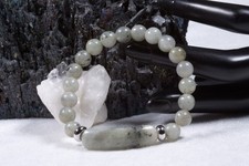 Edelstein Armband aus Weißer Spektrolith | 8mm Kugelarmband mit Edelsteinbalken