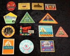 13 ältere Reise Koffer Aufkleber und eine runde Papp Werbung