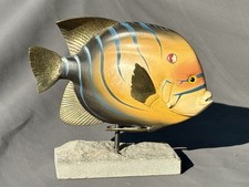 Elli Malevolti Fisch Skulptur mit Metallflossen