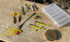 Konvolut Angelausrüstung Köder Fluorocarbon Schnur Box mit Fächern