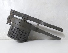 altes Werkzeug Püreepresse Volkskunst