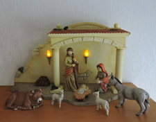 Goebel Große Krippe - Krippenstall mit Fackeln + 7 Figuren