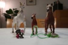 Schleich Pferde, Konvolut Familie mit 3 Pferden und 2 Sattel/Zaumzeug, G26
