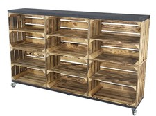 Kommode aus geflammtem Holz