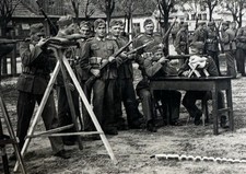 Foto WH Wehrmacht Soldaten Schießwettbewerb mit Karabiner K98 2. WK