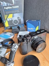 Fujifilm X100V, schwarz, neuwertig, 800 Auslösungen, mit Zubehörpaket und Buch