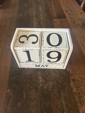 Dauerkalender Würfel Wanja aus Holz im Used Look, Farbe weiß Vintage