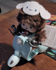 Monchichi mit Roller,  Licht