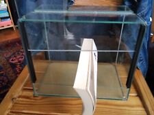 Glas-Terrarien:  1. war von Vogelspinne bewohnt, 2. Quarantäne-Terrarium