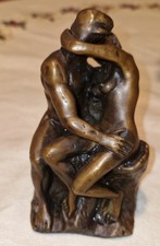 Der Kuss in Bronze von Auguste