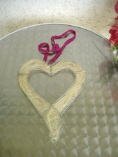 Herzen aus Draht und Stroh eins in rot