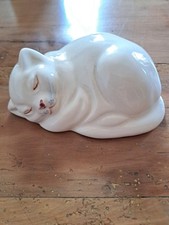 Kleine schlafende weiße Katze handbemalt