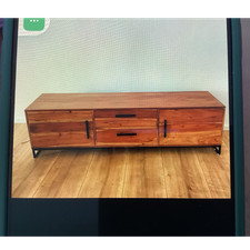Modernes TV-Lowboard aus Holz