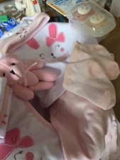 Präsentkorb baby Erstlingsausstattung Strampler Pullover Söckchen Mütze Korb ua.