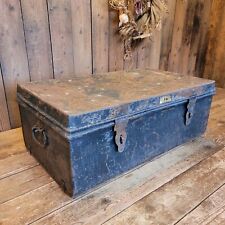 alter Koffer Blech Blechkiste J. Delsart schönes Original ausgefallen