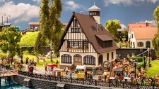 NOCH® Wirtshaus mit Biergarten, Fachwerkhaus Modellbau, 10,3 x 9,4 x 10,1 cm für