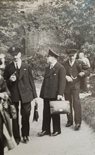 Beamte stehen an Männer in