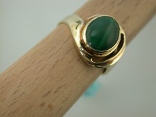 Gelboldring mit Malachit