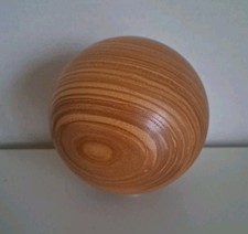 gedrechselte Holzkugel aus