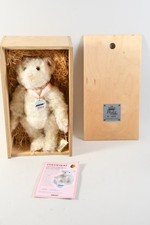 C26N46- Steiff Bose Bär 2005 Nr. 03921 mit Knopf und Fahne in Holz Schatulle