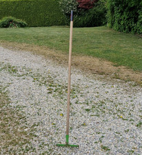 Gartenrechen / Grün / 150cm / Laubrechen Rechen Federbesen Besen Garten Werkzeug