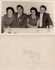 Foto  2 Pärchen auf Bank mit Coca Cola Flaschen 1960 Privatfoto