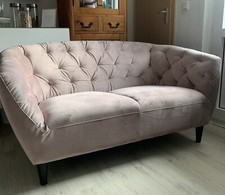 Luxus AC Design Ria 2-Sitzer Sofa FarbeDusty Rose Aus samt 150cm.Lx84cm.Bx78cm.H