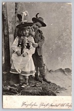 AK Grußkarte Aufnahme Bub mit Mädchen in Tracht  gelaufen 1907