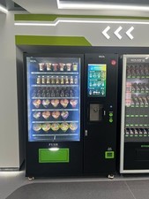 Varkaufs- Automat für Snacks und Getränke mit Touchscreen 