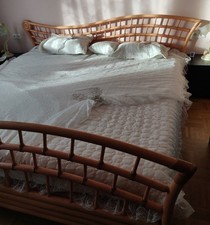 Elegantes Doppelbett, Liegefläche 200 cm x 200 cm