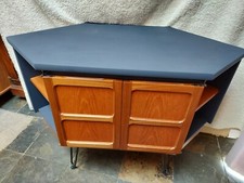 Nathan Mid Century Teakholz und bemalte Ecke TV-Gerät auf Haarnadelbeinen *