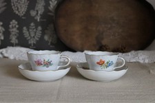 2x Meissen Kaffeetasse mit UT, Streublume, Goldrand, Neuer Ausschnitt, 2. Wahl