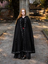 Wollumhang mit Stickerei