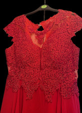 Rotes Abendkleid aus Spitze