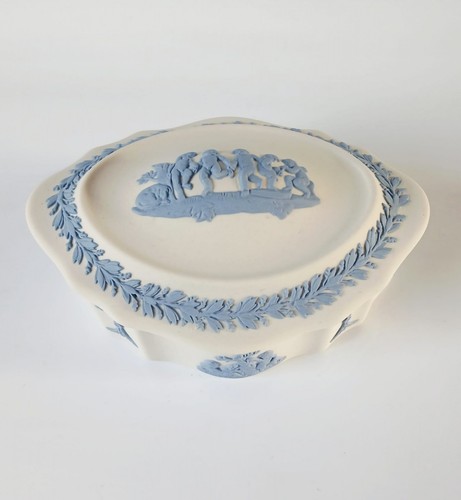 Wedgwood blau auf weiß