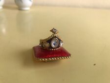 Zierliche Krone auf Präsentationskissen, mit Swarovski Steinen leicht beschädigt