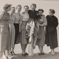 Altes Foto Siegburg Junge Frauen Pfosten Mode 50er 60er Lifestyle Vintage (Z96)