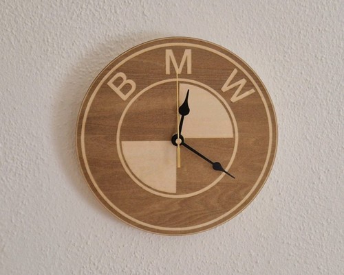 Bmw wanduhr aus holz - aus,