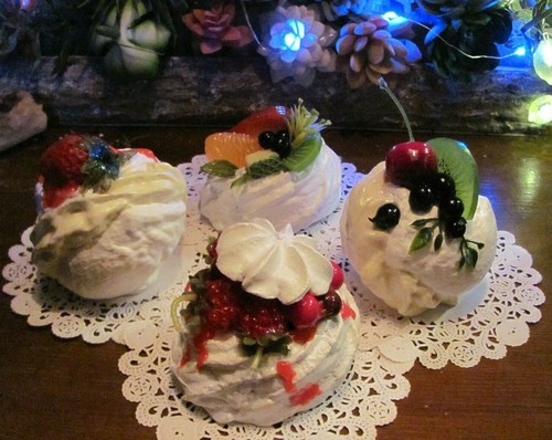 Fake food faux mini pavlova - faux,